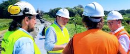 Wiceminister infrastruktury Przemysław Koperski podczas wizyty na terenie jednego z realizowanych przez Wody Polskie w Gliwicach zadań