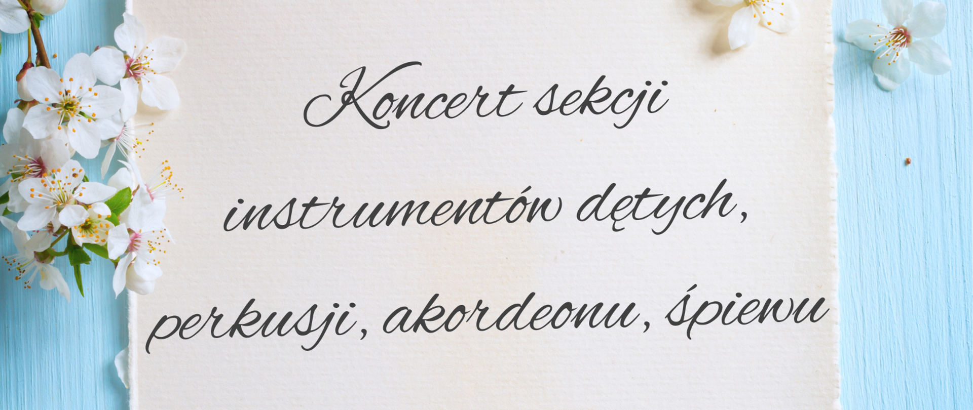 Plakat niebieskie tło na tym tle kwitnące kwiaty z jakiegoś drzewa białe brystolowa kartka po środku z grafiką czarnym piórkiem przedstawiającą saksofonistę koncert sekcji instrumentów dętych perkusji akordeonu i śpiewu 22 maja 2025 godzina 16:30 sala koncertowa imienia Jerzego kozarzewskiego
