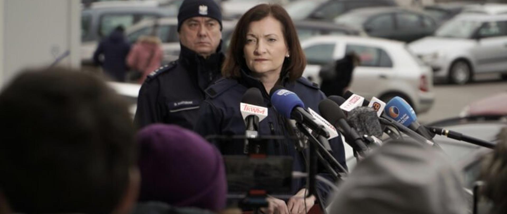 Wojewoda podkarpacki Ewa Leniart podczas spotkania z dziennikarzami. Za wojewodą komendant wojewódzki Policji insp. Dariusz Matusiak. 