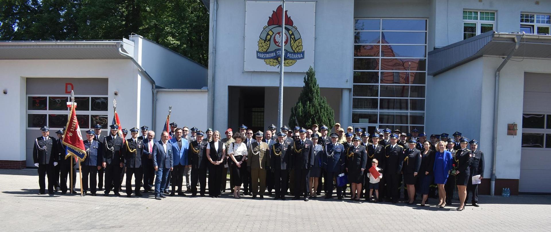 Zdjęcie grupowe uczestników uroczystości 