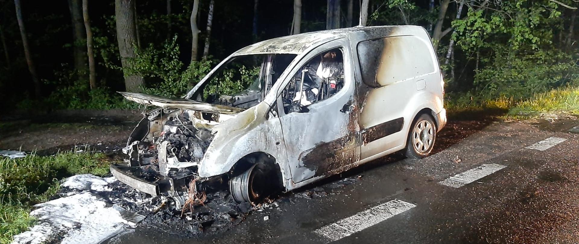 Widać spalony przód samochodu, jest ciemno