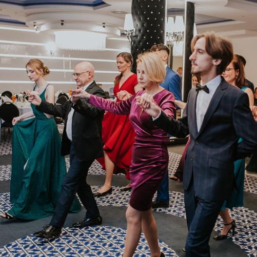 zdjęcie przedstawia front układu par w polonezie, widok z boku