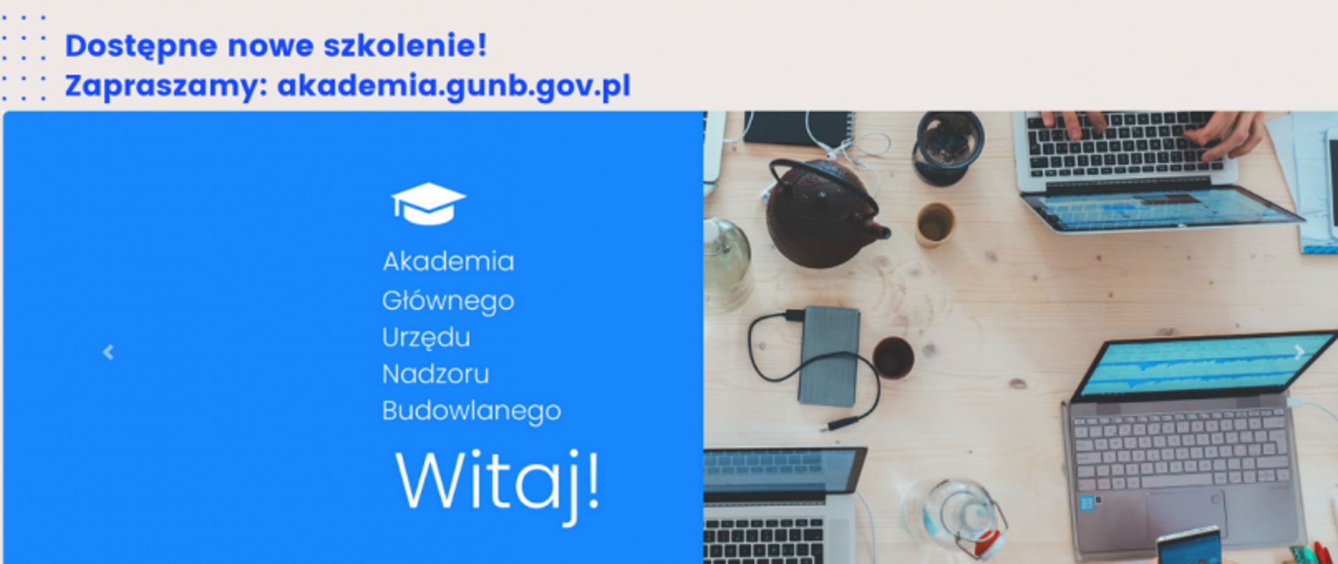 Biurko z laptopami i materiałami biurowymi; po lewej stronie grafika z informacją o szkoleniu Akademii GUNB.