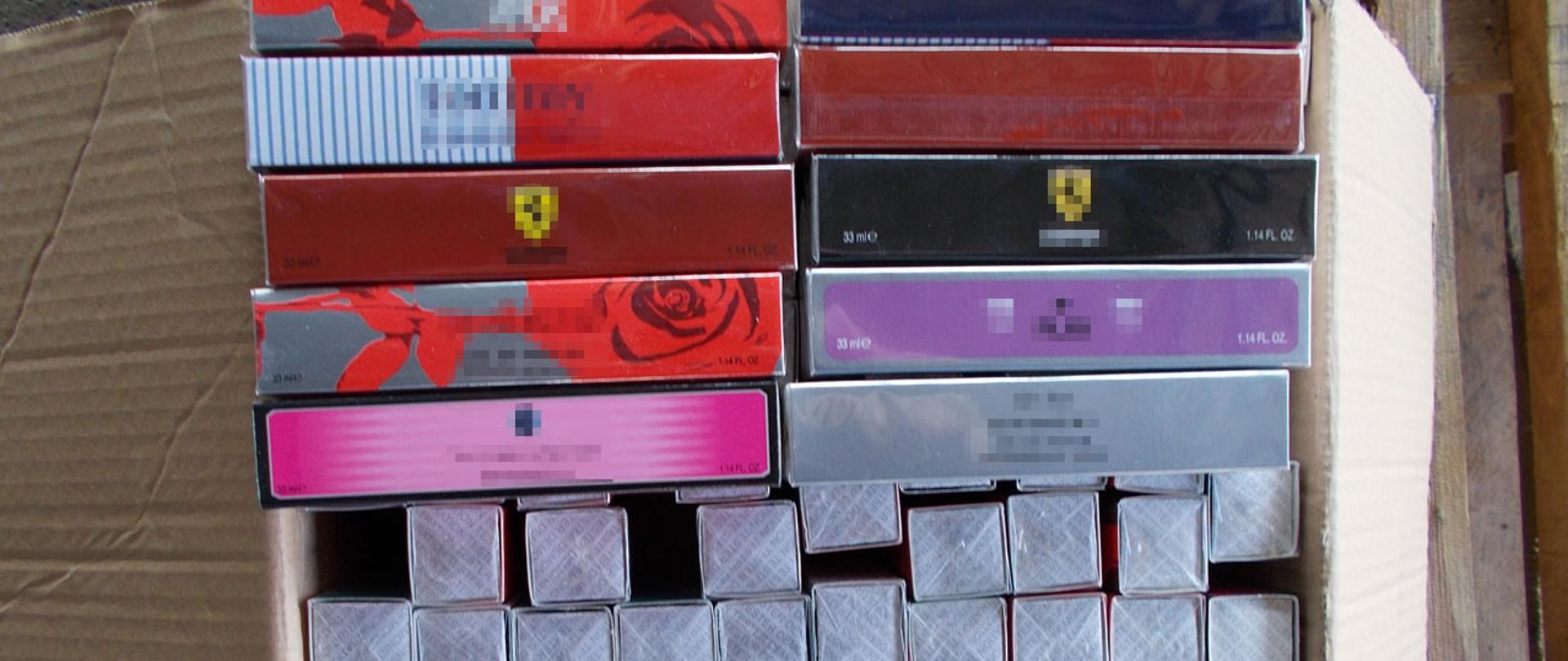 Perfumy w pudełkach oznaczonych markami znanych firm.