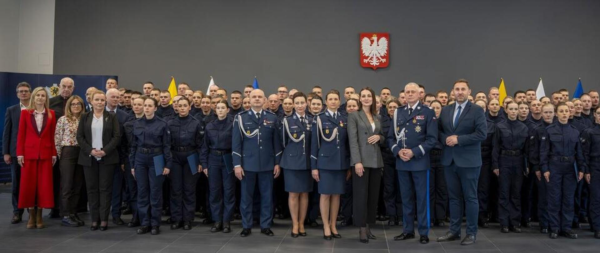 kilkadziesiąt osób stoi na tle polskiego godła, większość jest w mundurze policyjnym, Gdańsk 24 kwietnia 2026 roku