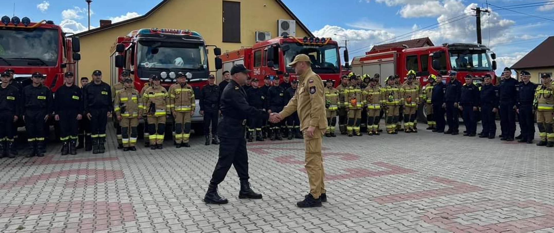 Dowódca JRG składa meldunek Świętokrzyskiemu Komendantowi Wojewódzkiemu o zakończeniu ćwiczeń