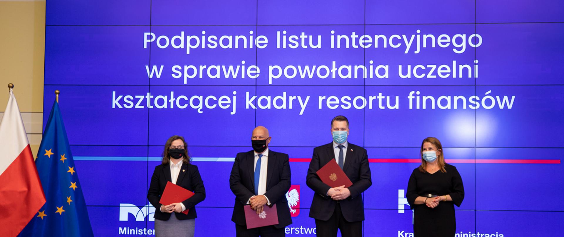Wspólne zdjęcie. Stoją od lewej:
zastępca szefa KAS Anna Chałupa, minister finansów, funduszy i polityki regionalnej Tadeusz Kościński, minister edukacji i nauki Przemysław Czarnek, dyrektor Krajowej Szkoły Skarbowości Anna Orchowska
