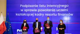 Wspólne zdjęcie. Stoją od lewej:
zastępca szefa KAS Anna Chałupa, minister finansów, funduszy i polityki regionalnej Tadeusz Kościński, minister edukacji i nauki Przemysław Czarnek, dyrektor Krajowej Szkoły Skarbowości Anna Orchowska