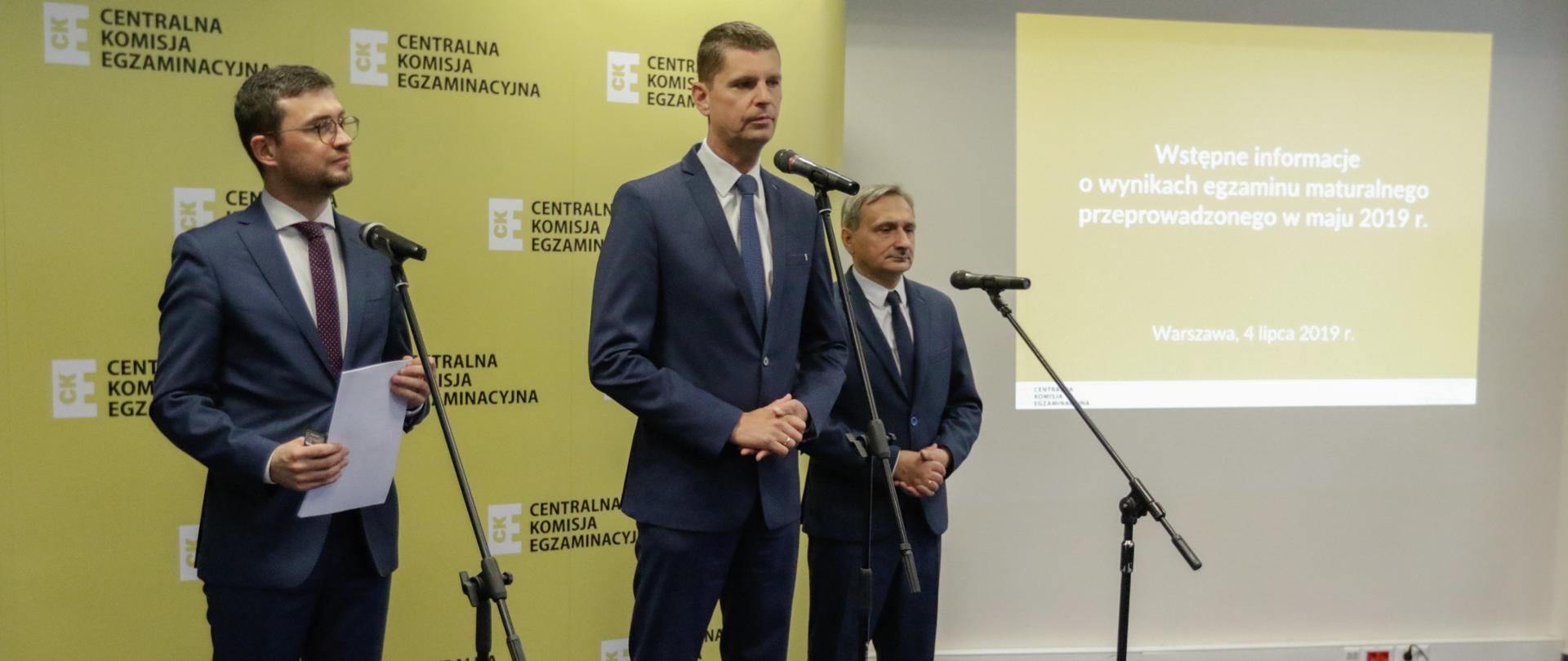 Minister Edukacji Narodowej, Podsekretarz Stanu w MEN, dyrektor Centralnej Komisji Egzaminacyjnej podczas prezentacji wyników egzaminu maturalnego. 