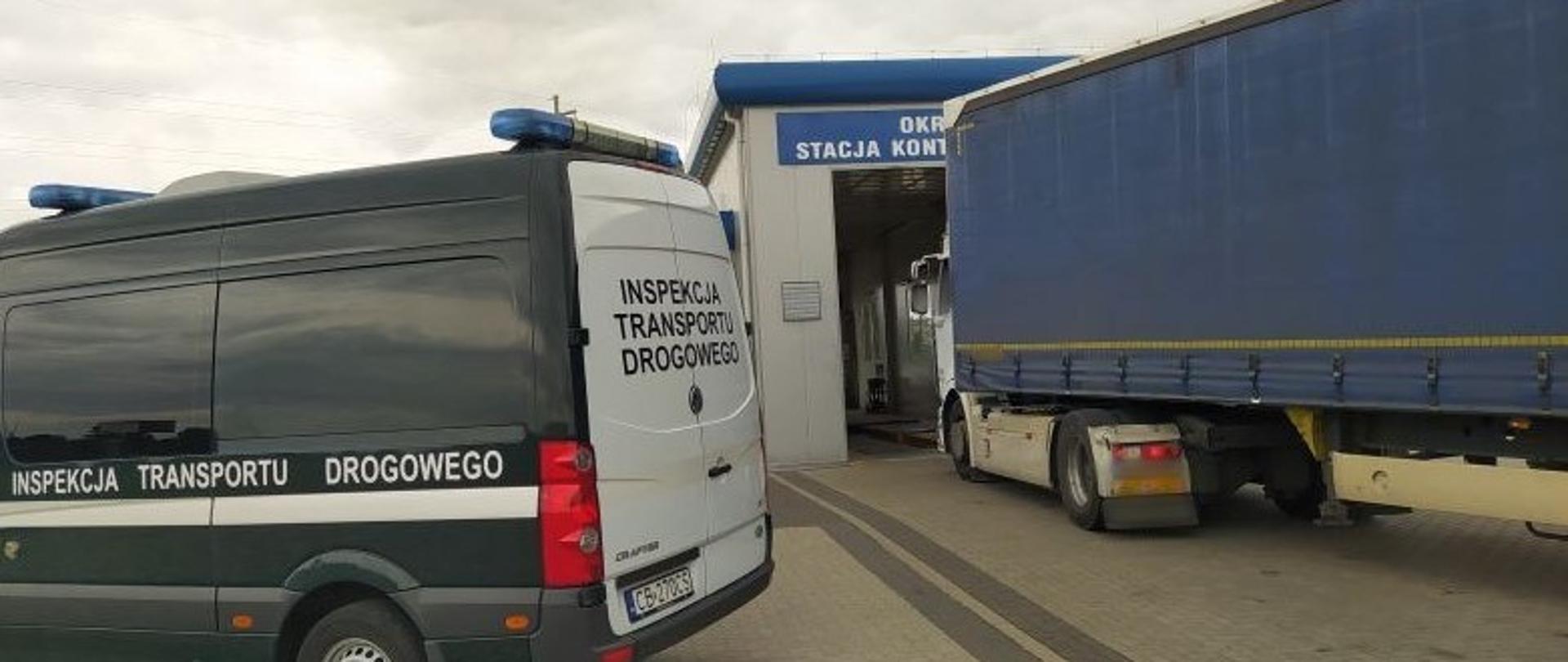 Od lewej strony: Oznakowany furgon kujawsko-pomorskiej ITD i zatrzymana do kontroli drogowej ciężarówka stoją przed Okręgową Stacją Kontroli Pojazdów.