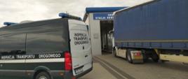 Od lewej strony: Oznakowany furgon kujawsko-pomorskiej ITD i zatrzymana do kontroli drogowej ciężarówka stoją przed Okręgową Stacją Kontroli Pojazdów.