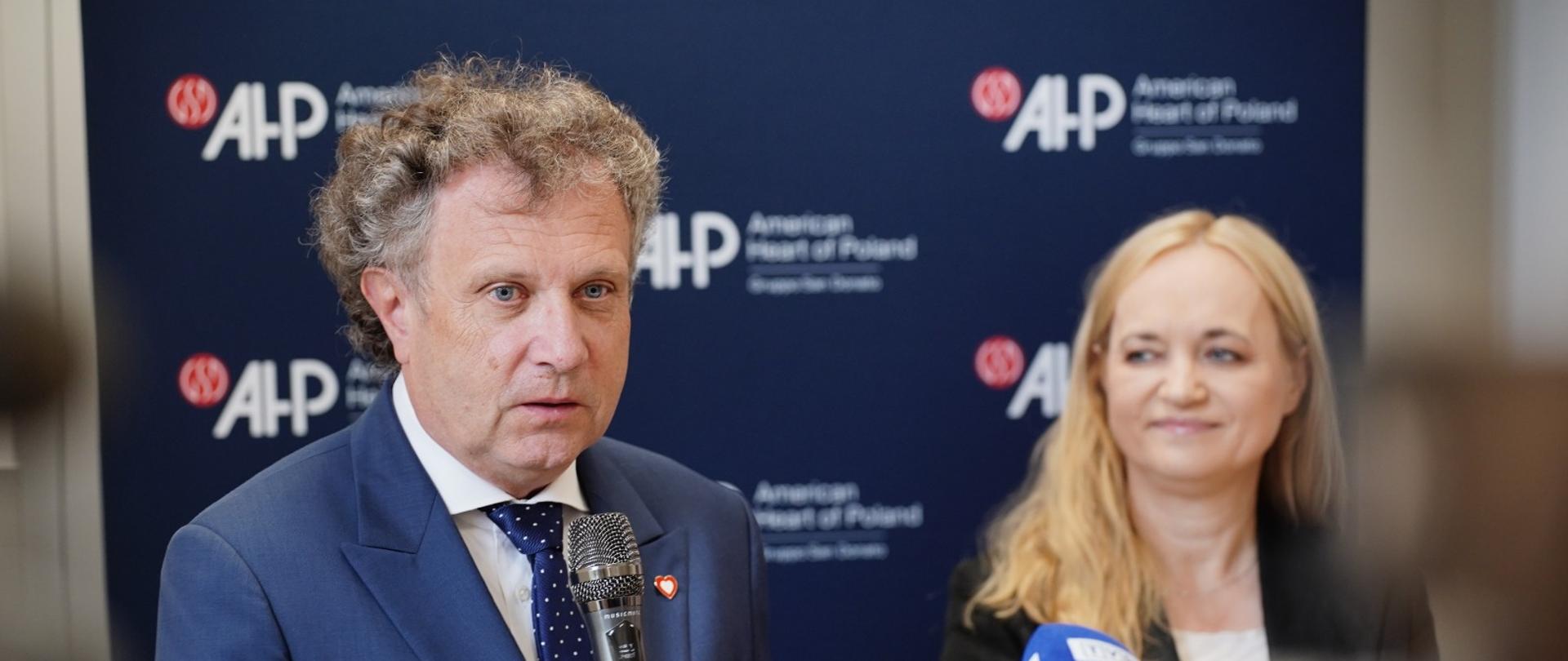 Na zdjęciu wiceminister funduszy i polityki regionalnej Jacek Karnowski na uroczystości otwarcia Zakładu Opiekuńczo-Leczniczego w Sztumie odpowiada na pytania dziennikarzy
