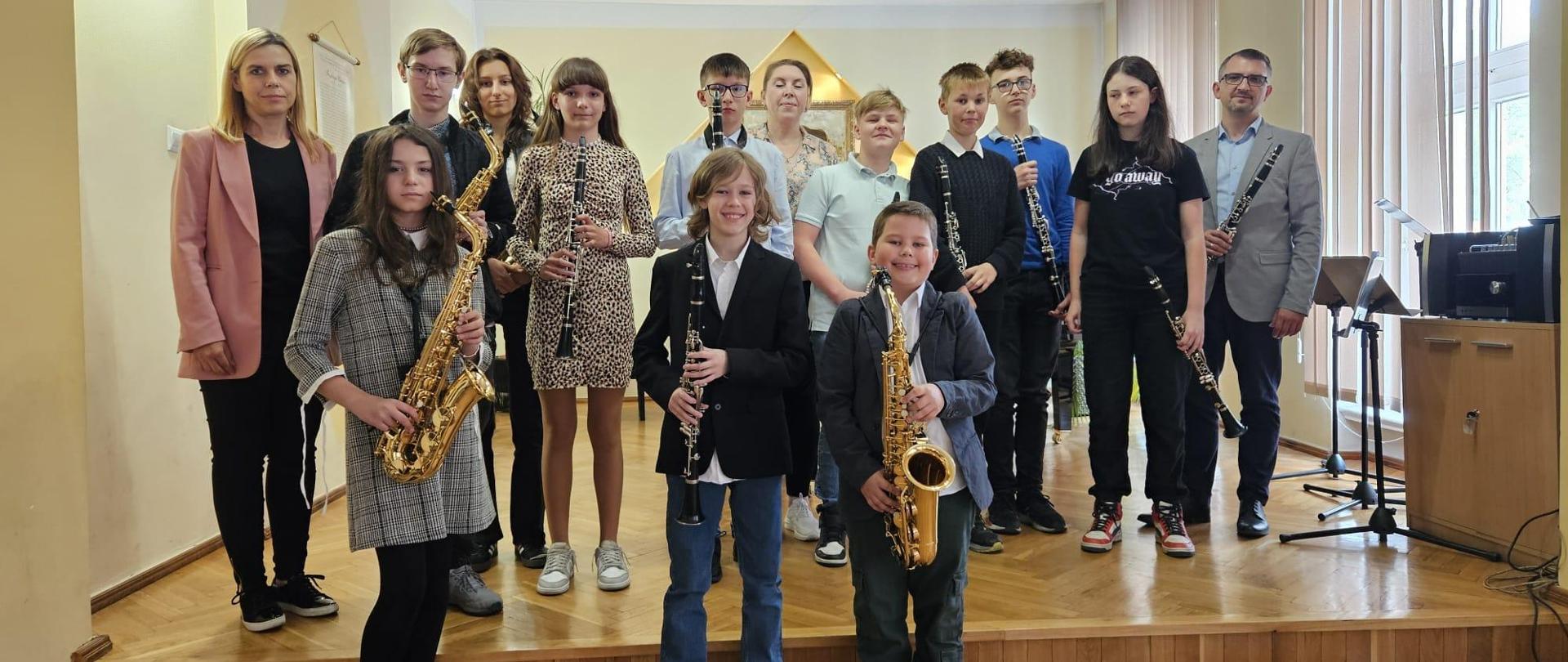 Galeria 20 zdjęć z audycji muzycznych, które odbyły się 08maja w auli PSM w Kłodzku. Na zdjęciach uczniowie, którzy przyglądają się jak wygląda nauka w szkole muzycznej.