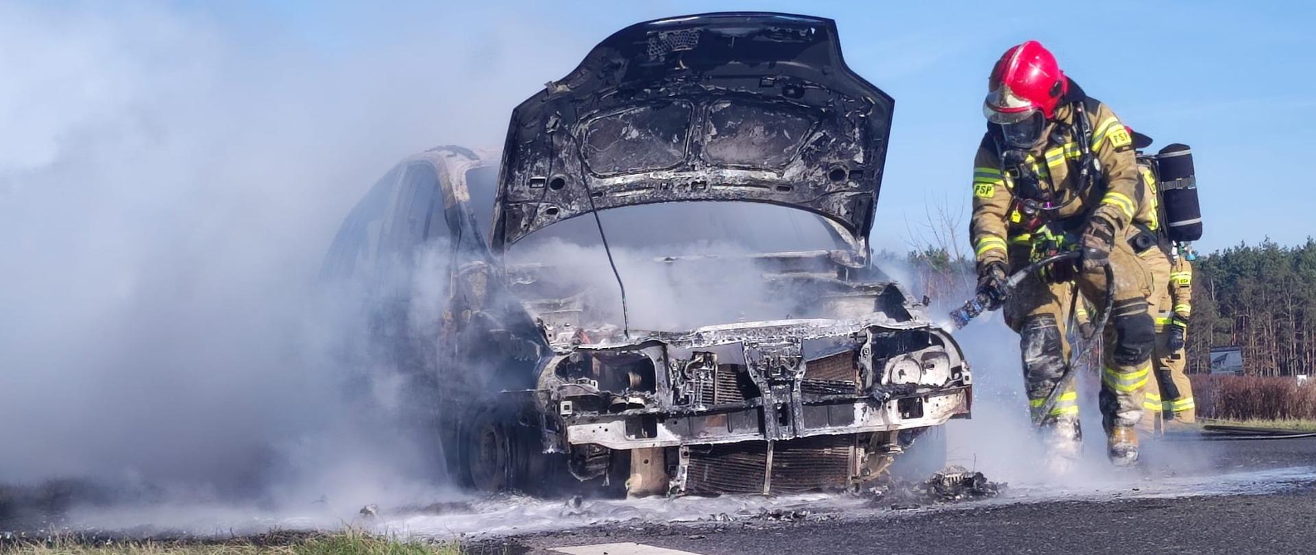 Dogaszanie pożaru piana gaśniczą