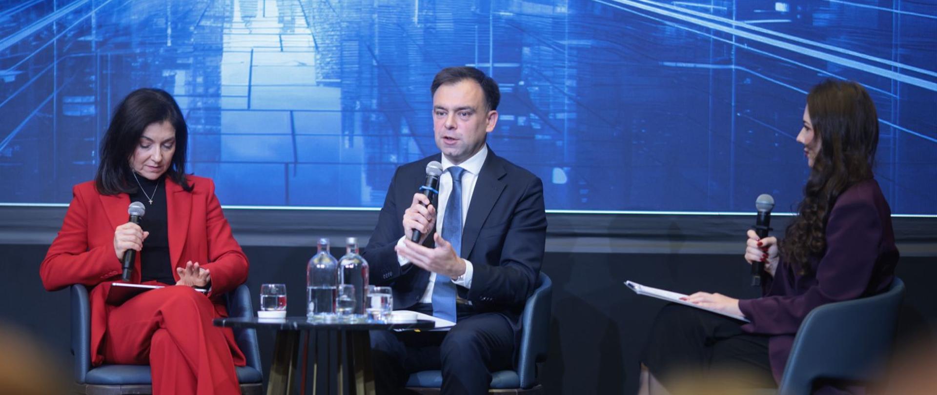 A. Domański (w środku) i K. Reiche (z lewej) podczas Polsko-Niemieckiego Forum Gospodarczego.