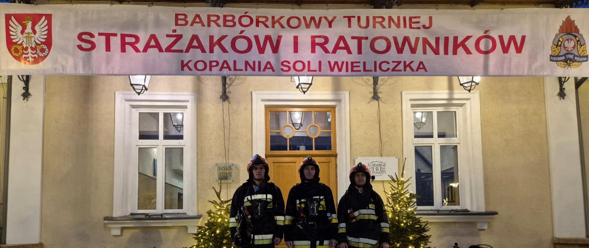 Barbórkowy Turniej Strażaków i Ratowników 2025 - trzech strażaków stoi na schodach przed startem