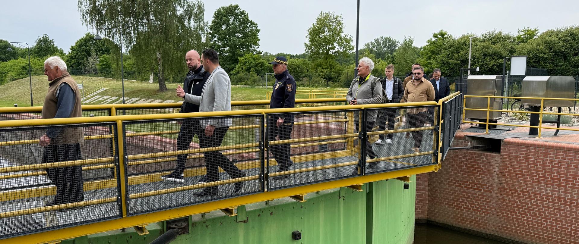 Pierwsi użytkownicy śluzy Opatowice.