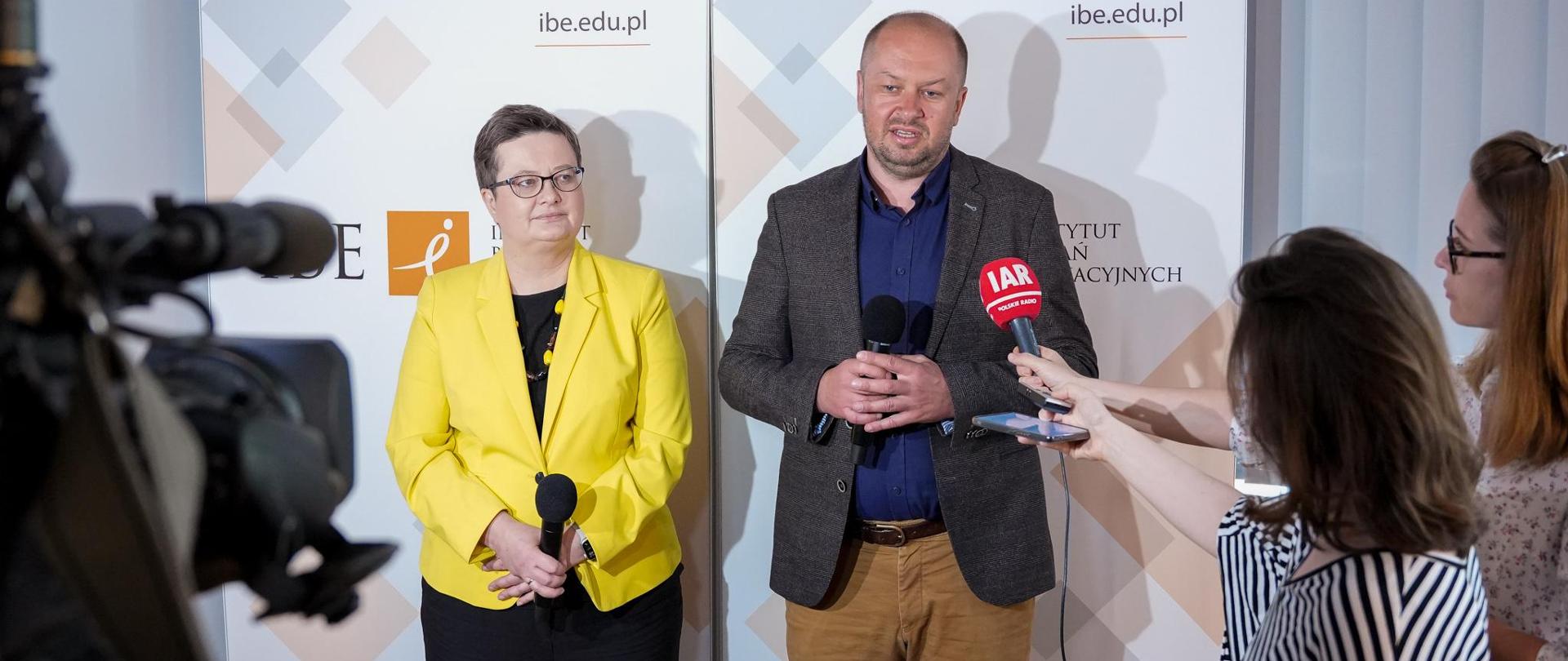 wiceminister lubnauer na konferencji wraz Z DYREKTOREM IBE ODPOWIADAJA NA PYTANIA DZIENNIKARZY 