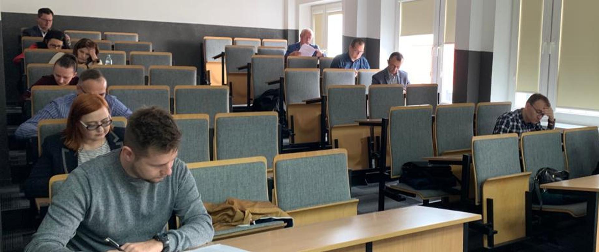 Uczestnicy szkolenia piszą egzamin