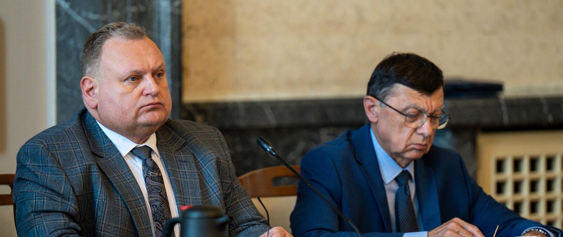 Na zdjęciu widnieje stół prezydialny za którym siedzą: Pan Marian Zmarzły, Podsekretarz Stanu w Ministerstwie Energii oraz Pan Janusz Olszowski, Współprzewodniczący Zespołu ze strony pracodawców