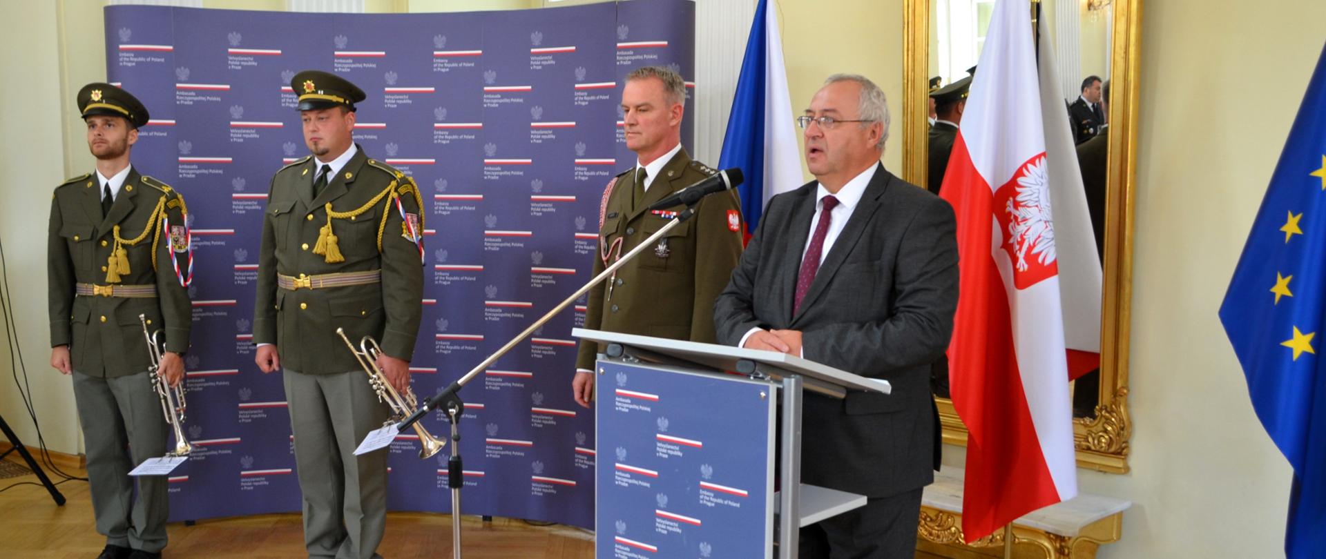 Kierownik WPE Jacek Gajewski wygłasza przemówienie. Obok niego attaché obrony płk. Zbigniew GIerko oraz członkowie sekstetu