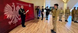 Strażak składa ślubowanie przed Komendantem i na sztandar