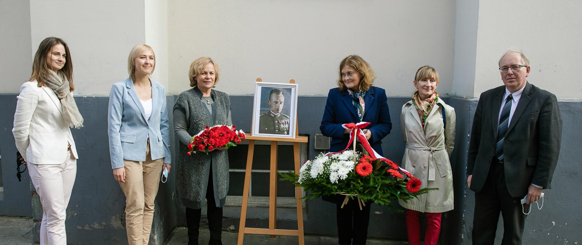 Vilniuje pagerbtas kovos su komunizmu ir nacizmu didvyris Witold Pilecki. Nuotraukoje prie Pileckio portreto Europos Parlamento narė Rasa Juknevičienė kartu su Lenkijos ambasadore Lietuvoje Urszula Doroszewska