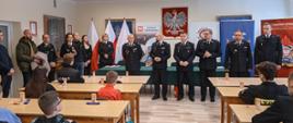 Na zdjęciu widoczni stojący w rzędzie przedstawiciele komisji turnieju wraz ze st. bryg. Krzysztofem Gładyszem, który pogratulował uczestnikom awansu do eliminacji powiatowych Ogólnopolskiego Turnieju Wiedzy Pożarniczej