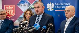 Briefing prasowy z udziałem wiceministra infrastruktury Stanisława Bukowca w związku z podpisaniem umowy na projekt i budowę obwodnicy Jasła w ciągu DK73