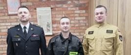 Na zdjęciu od lewej starszy brygadier Piotr Tkaczyński Komendant Powiatowy Państwowej Straży Pożarnej w Świeciu, strażak Patryk Piotrowski oraz kapitan Adam Gwizdała Zastępca Dowódcy Jednostki Ratowniczo Gaśniczej w Świeciu