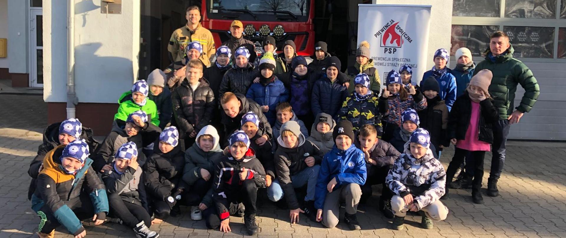 Zdjęcie grupowe przed bramą garażową