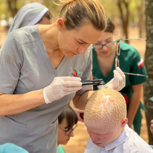 Kobieta bada skórę głowy Albinosa