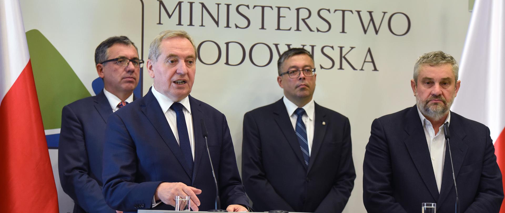 minister środowiska Henryk Kowalczyk, minister rolnictwa i rozwoju wsi Jan Krzysztof Ardanowski, p.o. prezesa zarządu Narodowego Funduszu Ochrony Środowiska i Gospodarki Wodnej Marek Ryszka, zastępca prezesa zarządu NFOŚiGW Artur Michalski