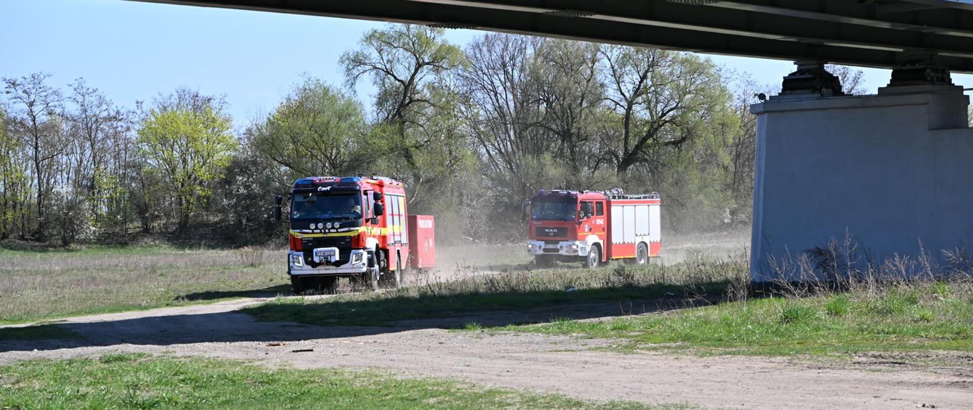 Zastępy biorące udział w ćwiczeniach dojeżdżają do miejsca