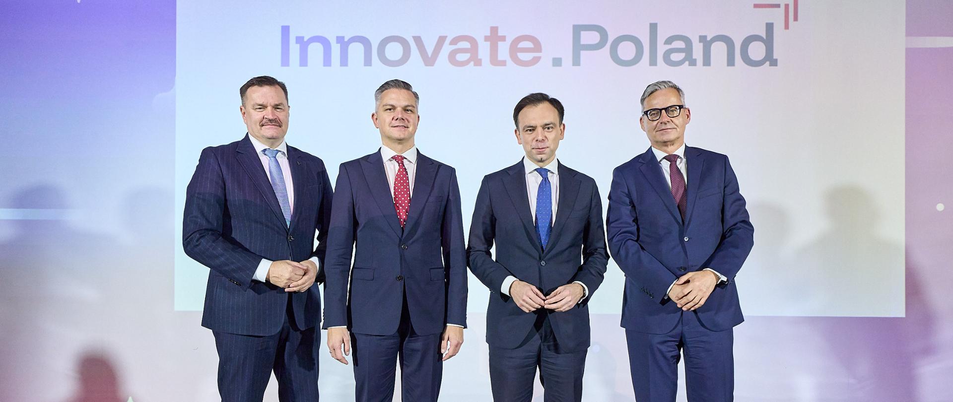 Minister Andrzej Domański wśród innych uczestników inauguracji Innovate Poland