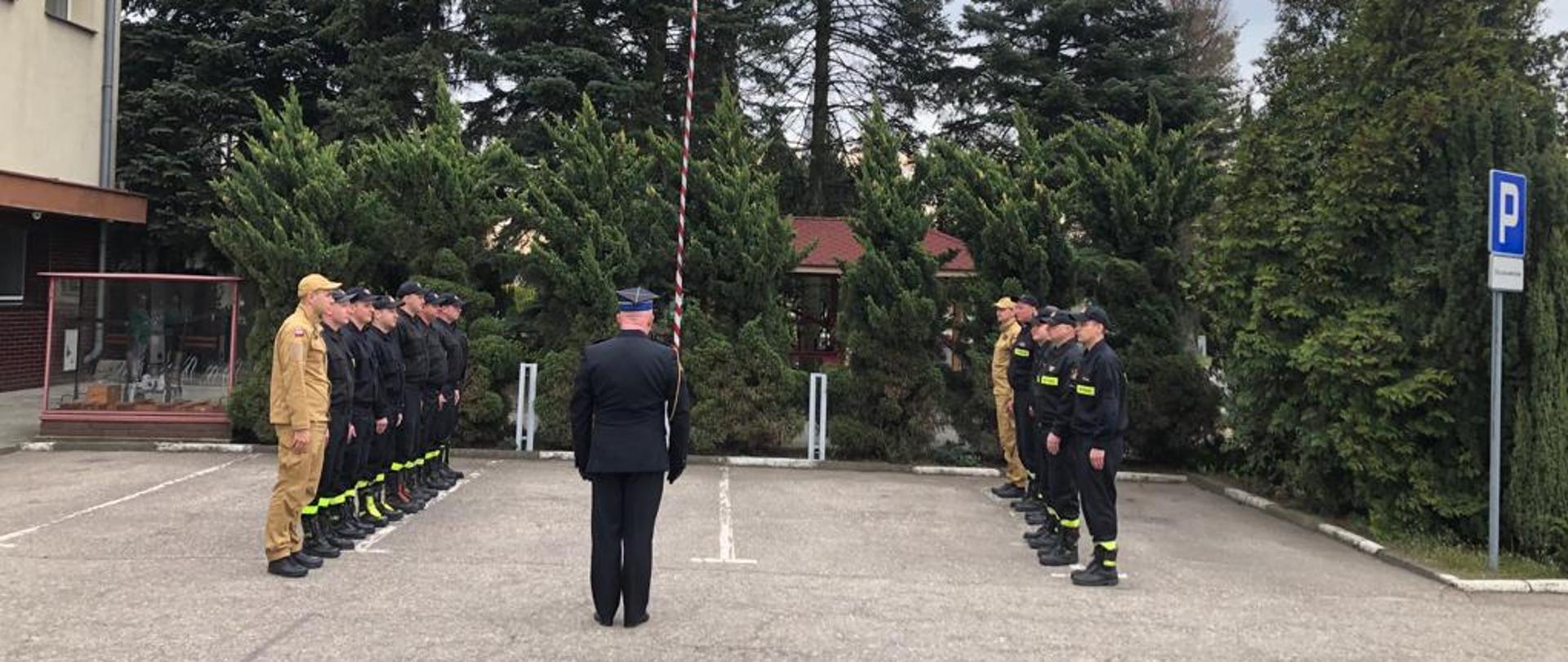 widoczni funkcjonariusze KP PSP w Kępnie podczas uroczystej zmiany służby z okazji Dnia Flagi RP