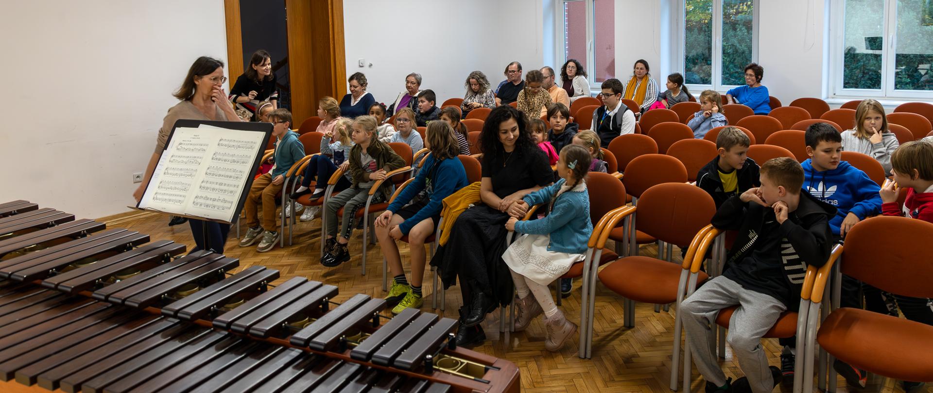 Publiczność zgromadzona w auli PSM w Głubczycach na koncercie pani Aleksandry Krasowskiej.