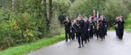 Zdjęcie przedstawia przemarsz do remizy strażackiej OSP w Sufczynie