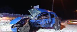Zdjęcie przedstawia niebieski samochód osobowy, który uległ wypadkowi