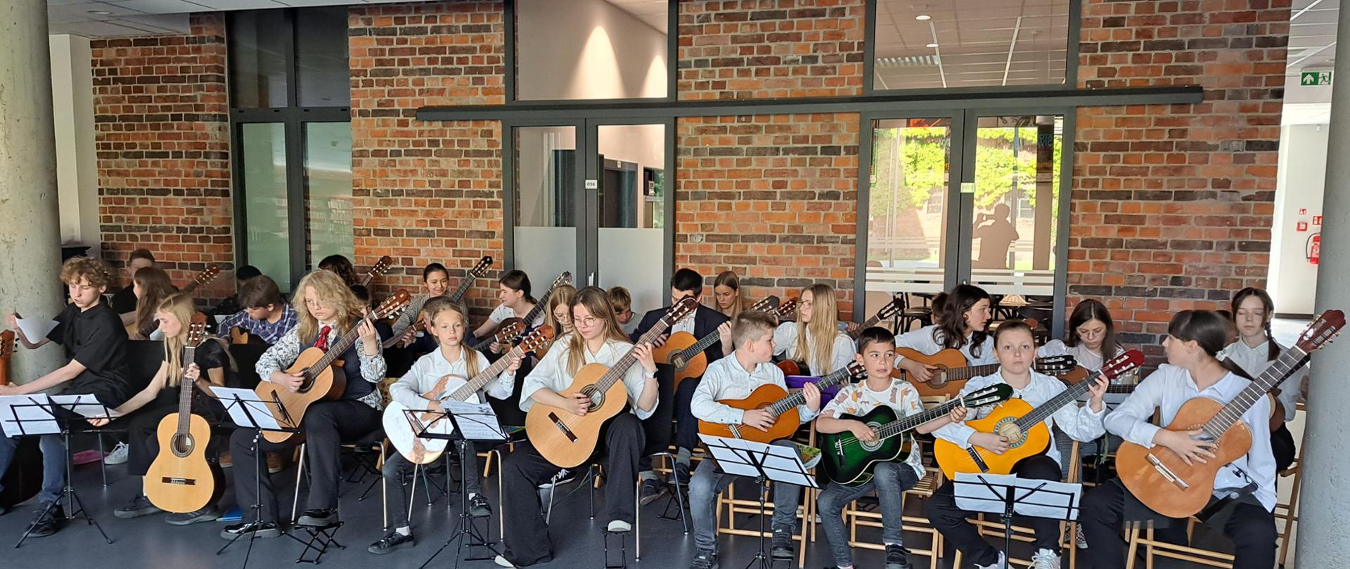 Zespół gitarowy w trakcie występu. 