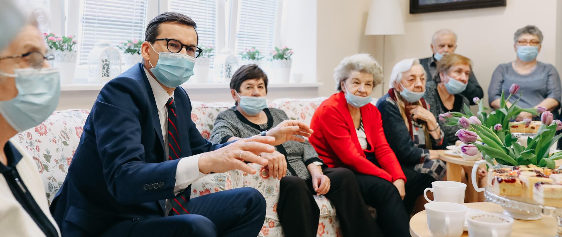 Premier Mateusz Morawiecki podczas spotkania z seniorami w opiekuńczym domu seniora w Błoniu.