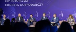 Wiceminister rozwoju i technologii Mariusz Jerzy Golecki podczas debaty EKG nt. gospodarki obiegu zamkniętego, minister siedzi i przemawia przez mikrofon, obok niego siedzą pozostali uczestnicy panelu, po prawej stronie wiceprezes RLG w Polsce Andrzej Grzymała.