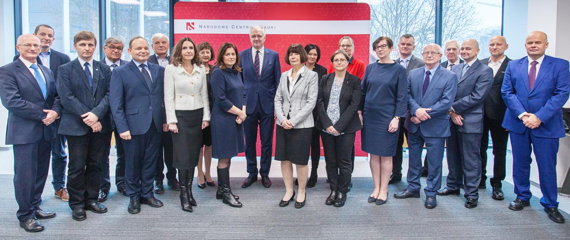 Na zdjęciu widać wicepremiera Gowina i nowo wybranych członków Rady NCN.