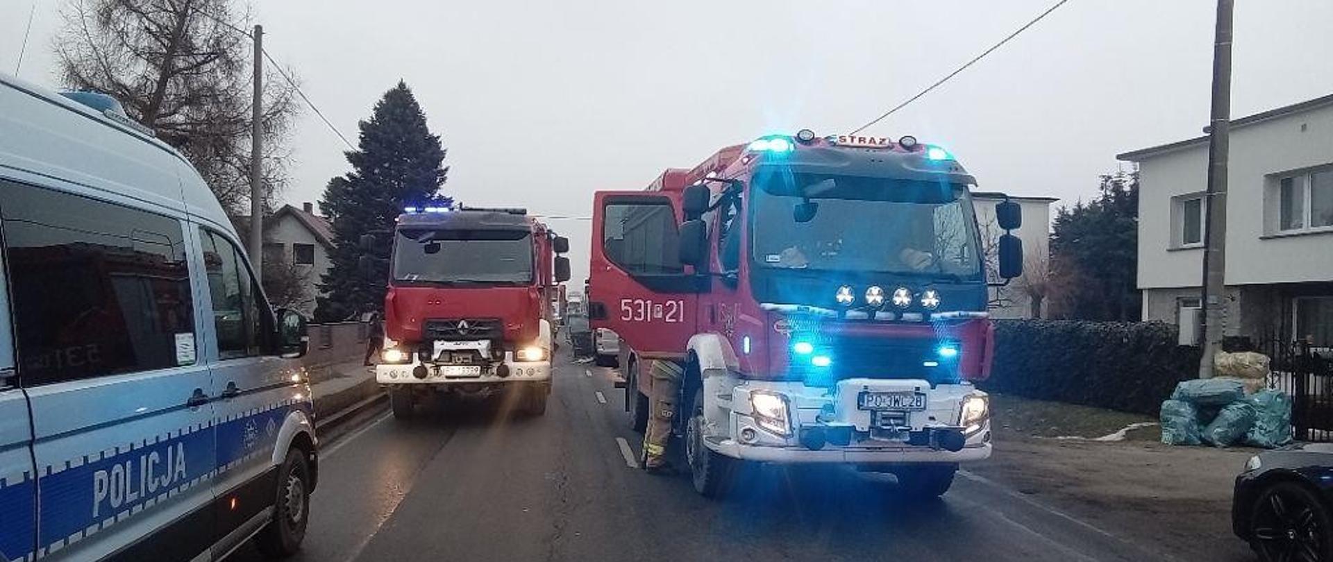 Pojazdy strażackie podczas działań na drodze