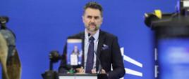 Wiceminister infrastruktury Piotr Malepszak w trakcie wypowiedzi