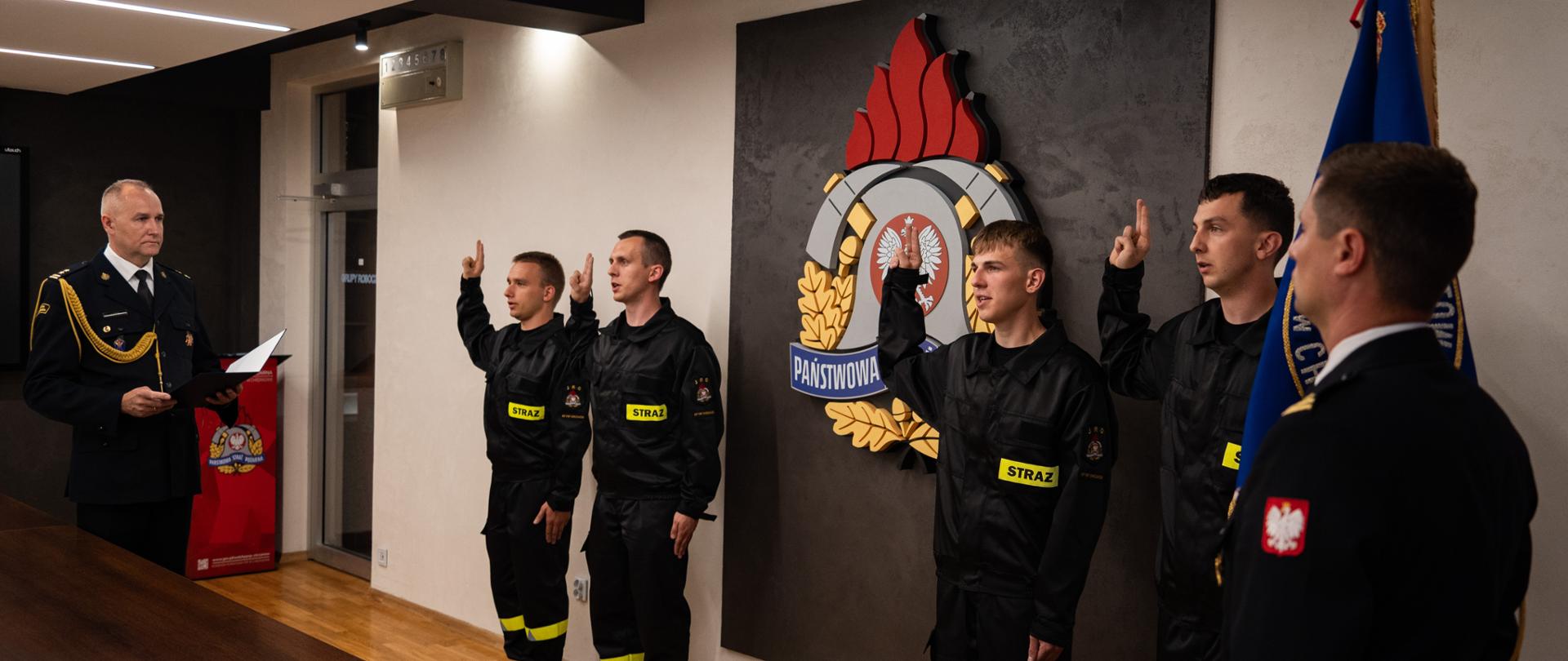 Ślubowanie nowo przyjętych funkcjonariuszy w KP PSP w Chrzanowie