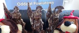 Zdjęcie przedstawia statuetki Turnieju Wiedzy Pożarniczej.
W tle baner Zarządu Powiatowego Związku Ochotniczych Straży Pożarnych RP w Chodzieży.
