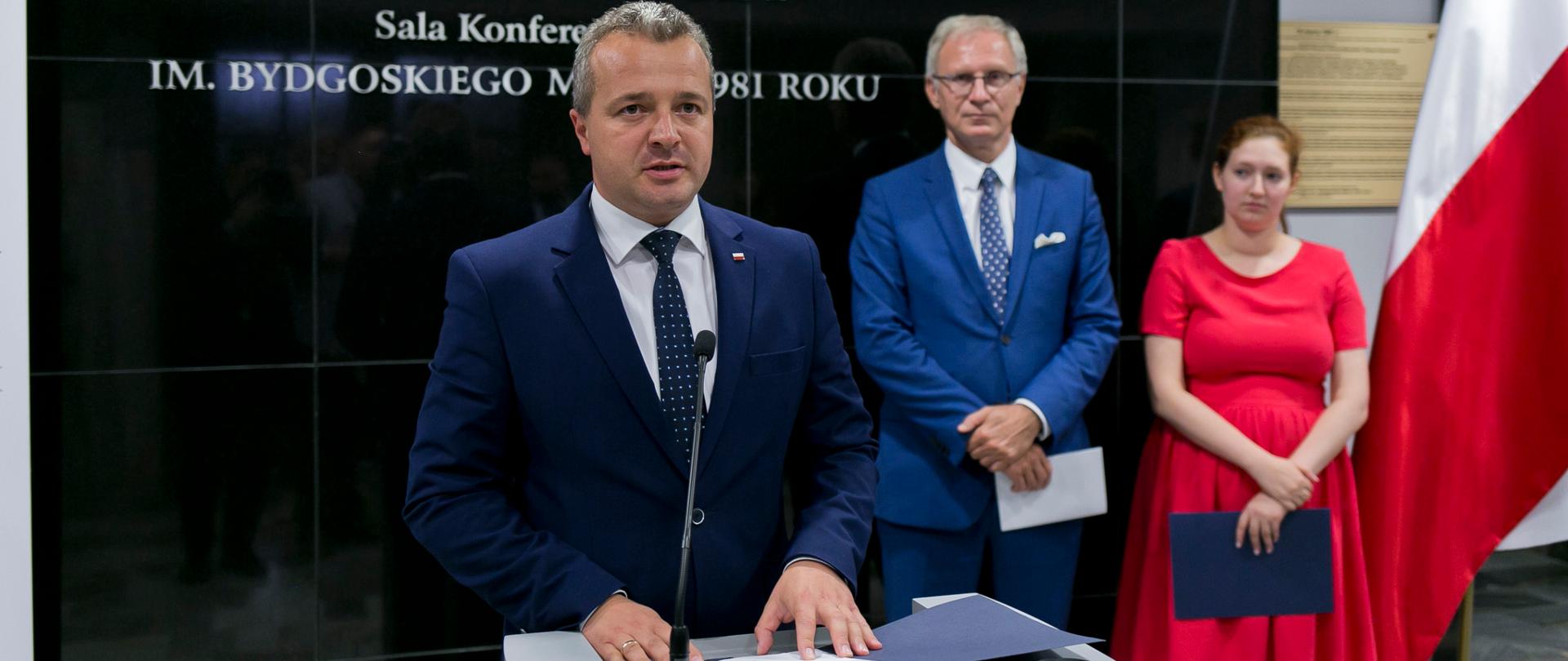 Wojewoda Mikołaj Bogdanowicz, poseł Tomasz Latos i minister Anna Gembicka podczas konferencji prasowej