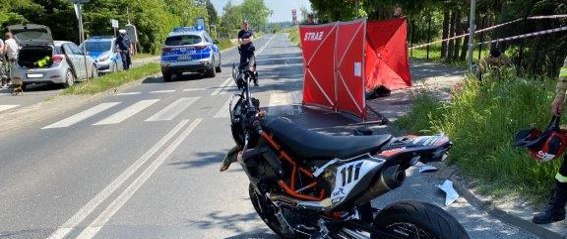 Motocykl na poboczu drogi