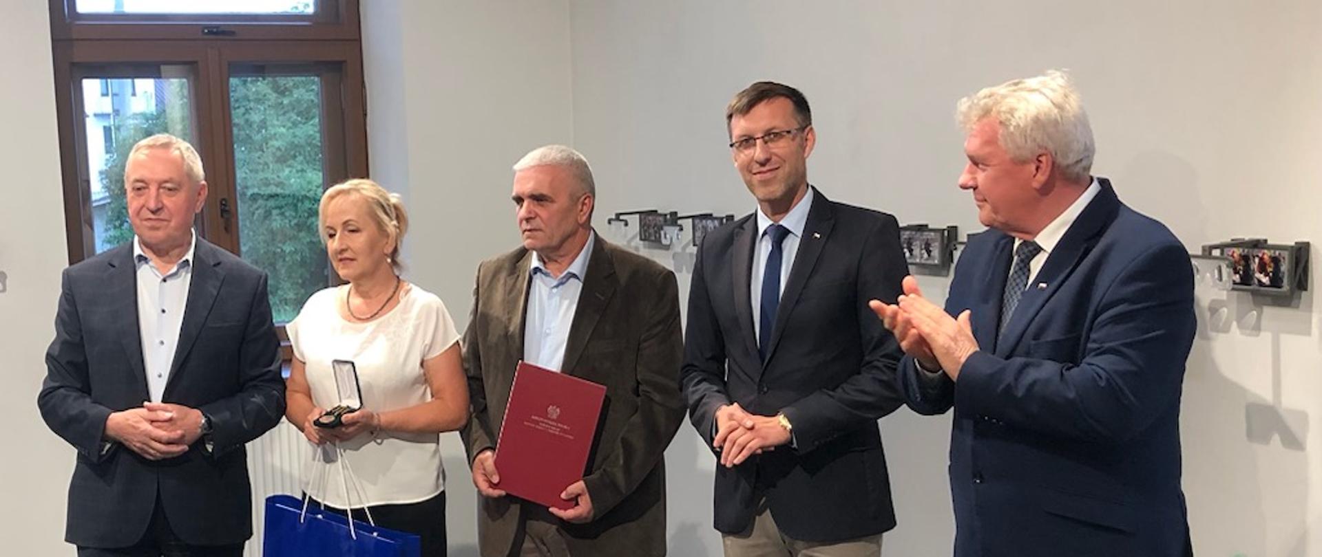 Na zdjęciach widać kobiety i mężczyzn